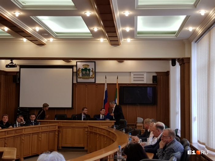 Олег Хабибуллин передает депутатам папки, где сказано, кто виноват в нечистых сделках Олег Хабибуллин передает депутатам папки, где сказано, кто виноват в нечистых сделках