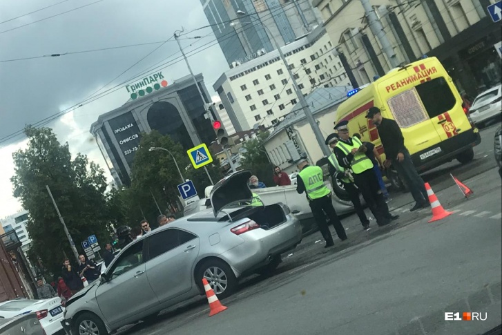 Автомобиль перевернулся, на месте работают скорая и ГИБДД Автомобиль перевернулся, на месте работают скорая и ГИБДД