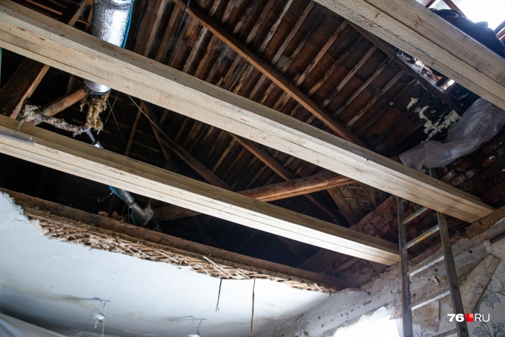 В управляющей компании обещают заделать дыру в потолке и возместить ущерб от разрушения