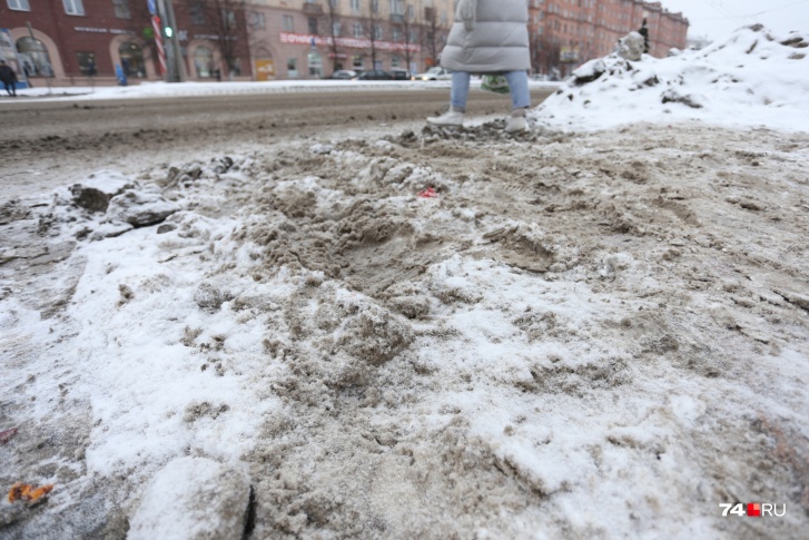 Главные претензии Натальи Котовой к дорожникам — по тротуарам, погрязшим в снежной каше