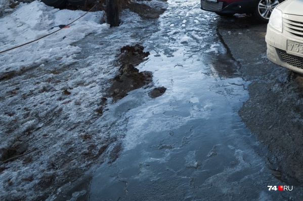Вода бежала из-под земли прямо на проезжую часть Вода бежала из-под земли прямо на проезжую часть