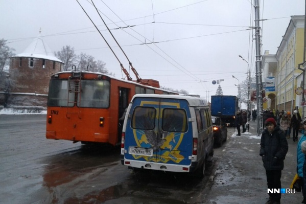 18 декабря автомобиль ЛДПР замер в непосредственной близости от остановки на площади Минина и Пожарского. Как и легковушка перед ним. Троллейбус вынужден вставать вторым рядом 18 декабря автомобиль ЛДПР замер в непосредственной близости от остановки на площади Минина и Пожарского. Как и легковушка перед ним. Троллейбус вынужден вставать вторым рядом