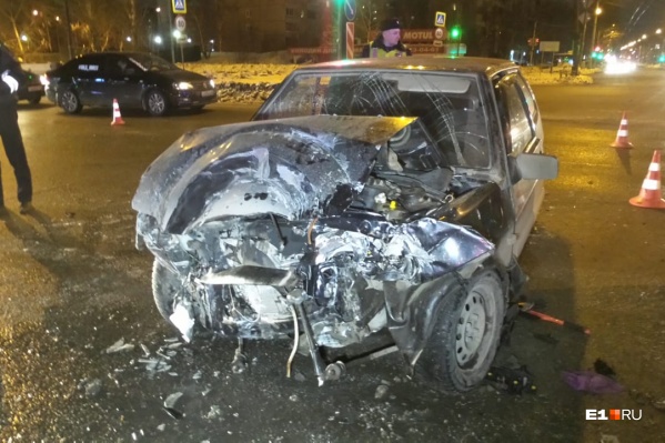 После столкновения девушку зажало в салоне автомобиля После столкновения девушку зажало в салоне автомобиля