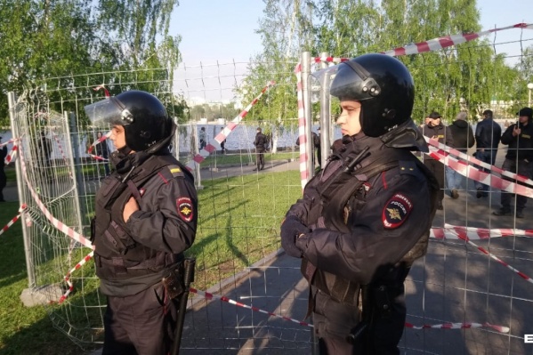 На место уже стянулись силовики На место уже стянулись силовики