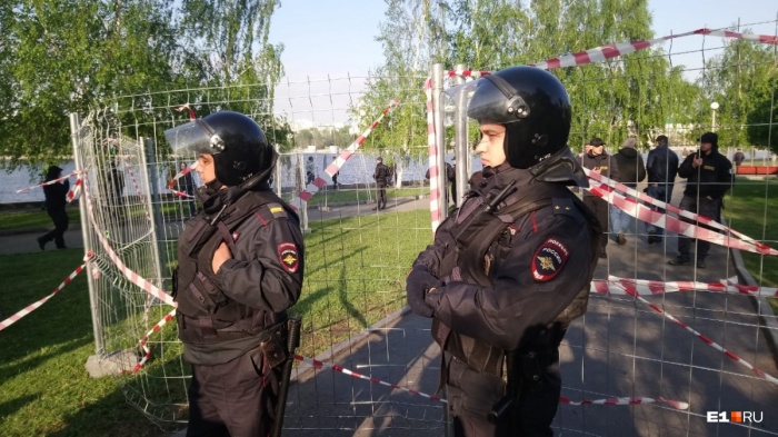 На место уже стянулись силовики На место уже стянулись силовики