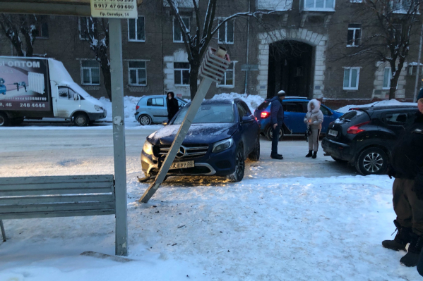 Чинить придется и машину, и остановку Чинить придется и машину, и остановку