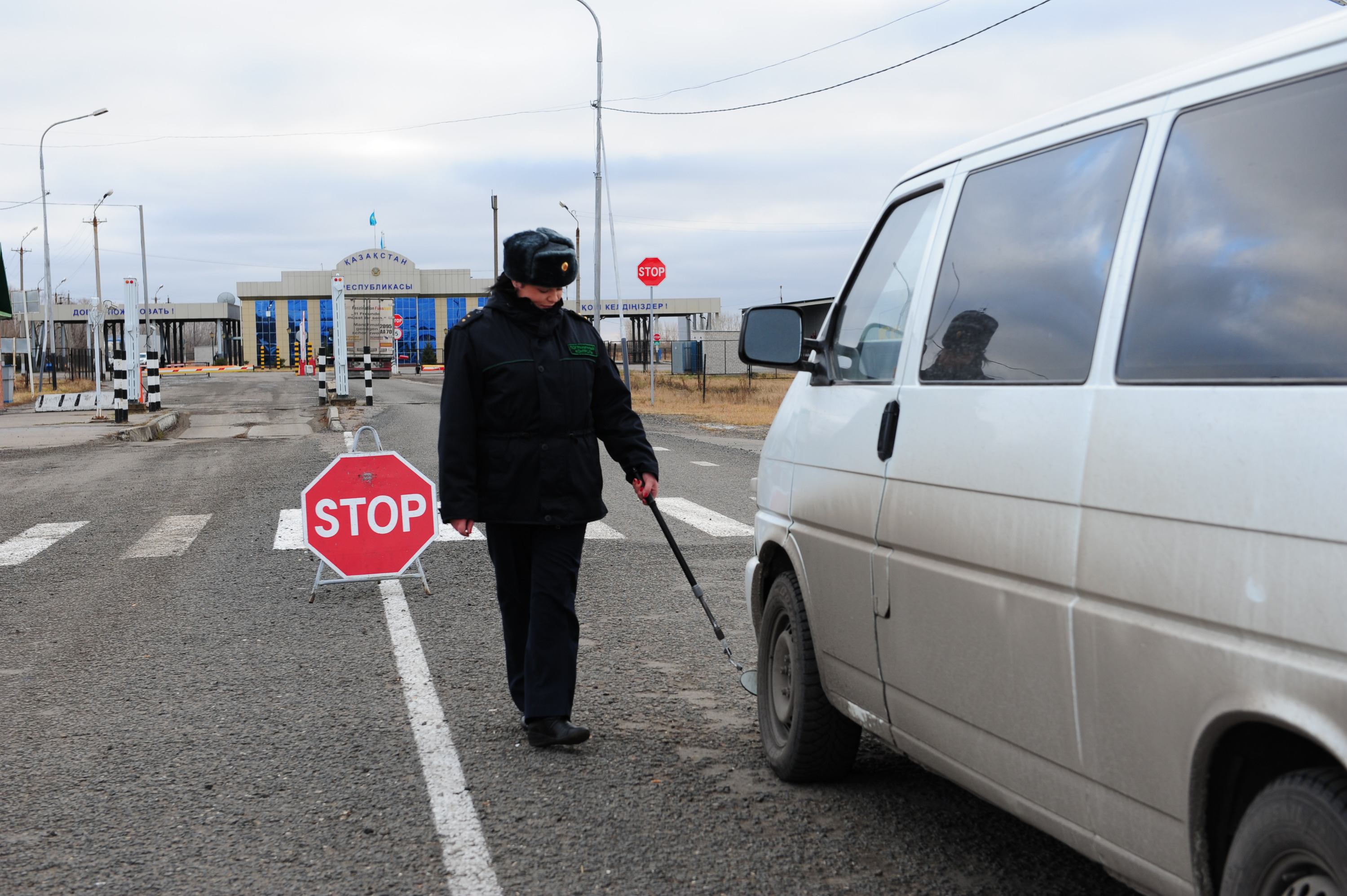 Находится на границе с казахстаном. Омск граница с Казахстаном. Омская граница с Казахстаном. Граница Омск Казахстан таможня. Граница Омской области с Казахстаном.