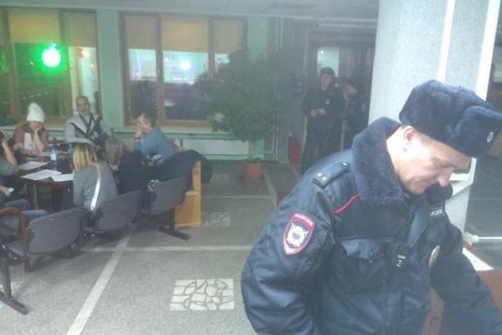 К активистам приходила полиция. На ЧОП, которое охраняет мэрию, протестующие написали заявление К активистам приходила полиция. На ЧОП, которое охраняет мэрию, протестующие написали заявление