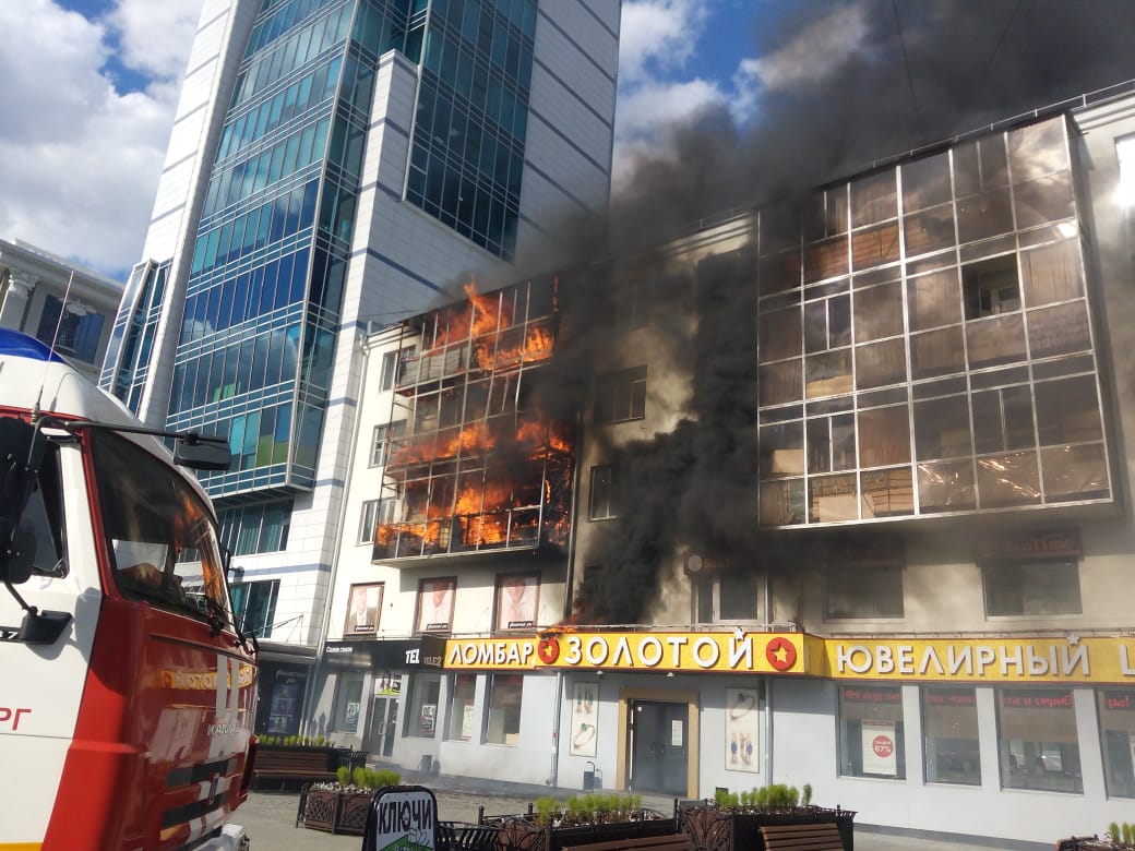 В Екатеринбурге загорелся дом на Вайнера: онлайн-трансляция | 05.07.2019 |  Екатеринбург - БезФормата