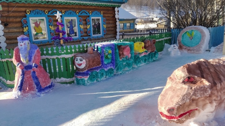 Это вам не пьяный снеговик: житель Башкирии создал целую сказку у себя во дворе