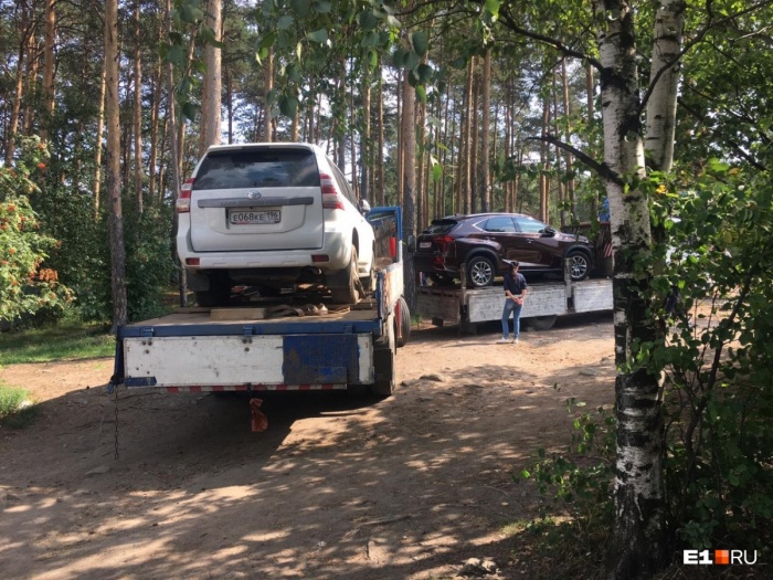 Судебные приставы увезли с Шарташа два автомобиля владельцев «Карасиков» Судебные приставы увезли с Шарташа два автомобиля владельцев «Карасиков»