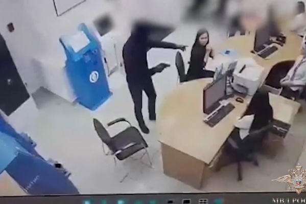 Мужчина угрозами заставил сотрудниц банка отдать ему деньги Мужчина угрозами заставил сотрудниц банка отдать ему деньги