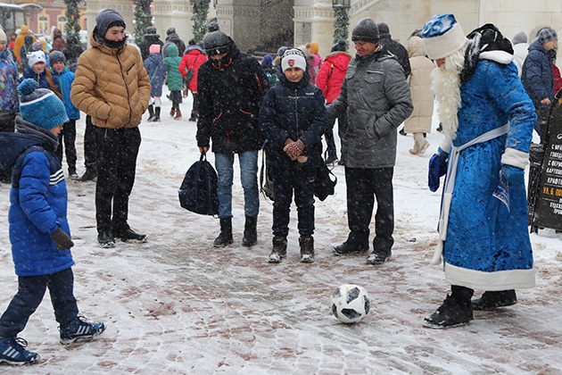 Маленькие нижегородцы с удовольствием погоняли мяч с зимним волшебником