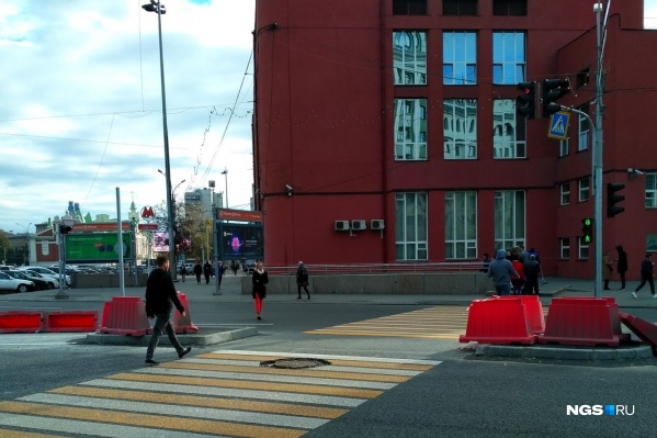 Островки сделали рядом с входом на станцию метро «Площадь Ленина» Островки сделали рядом с входом на станцию метро «Площадь Ленина»