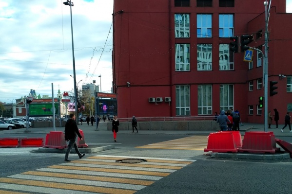 Островки сделали рядом с входом на станцию метро «Площадь Ленина» Островки сделали рядом с входом на станцию метро «Площадь Ленина» 