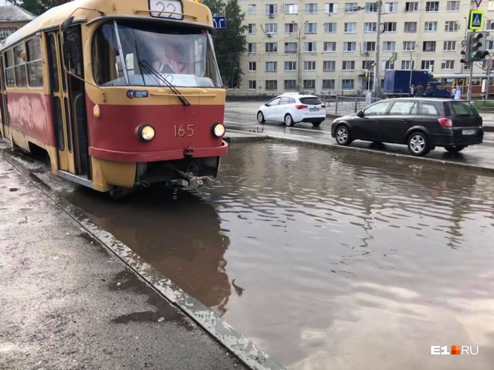 Трамваи не могут ходить, если вода поднялась выше 10 сантиметров Трамваи не могут ходить, если вода поднялась выше 10 сантиметров