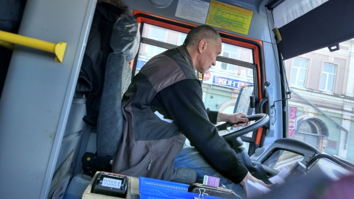 Водителя нижегородского автобуса застукали с сигаретой