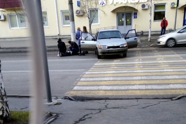 Женщина переходила дорогу по «зебре» Женщина переходила дорогу по «зебре»