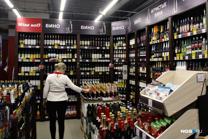 В зале новосибирского магазина сети «Бристоль» на ул. Высоцкого В зале новосибирского магазина сети «Бристоль» на ул. Высоцкого