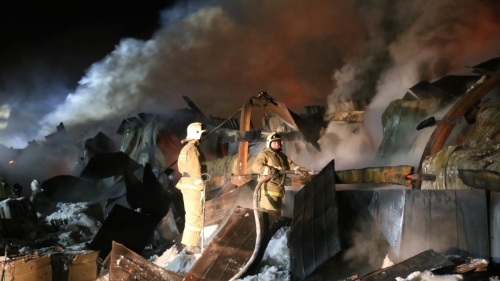 В Кургане ночью произошел крупный пожар на складе