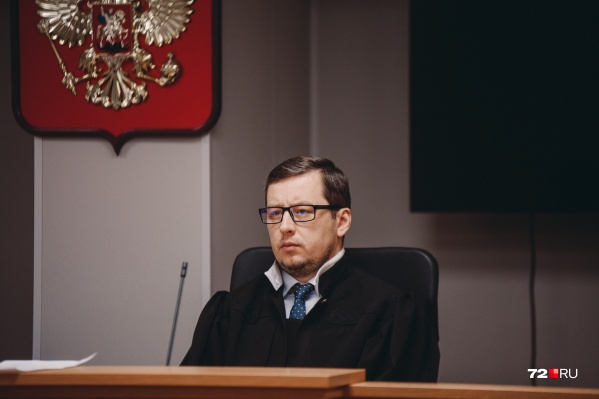 Судья Станислав Перминов перед очередным заседанием по делу врачей из ОКБ № 1 попросил приставов присутствовать в зале, чтобы обеспечить порядок Судья Станислав Перминов перед очередным заседанием по делу врачей из ОКБ № 1 попросил приставов присутствовать в зале, чтобы обеспечить порядок