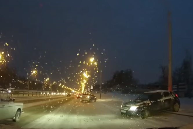 Автомобили заносило и разворачивало на заледенелой дороге Автомобили заносило и разворачивало на заледенелой дороге