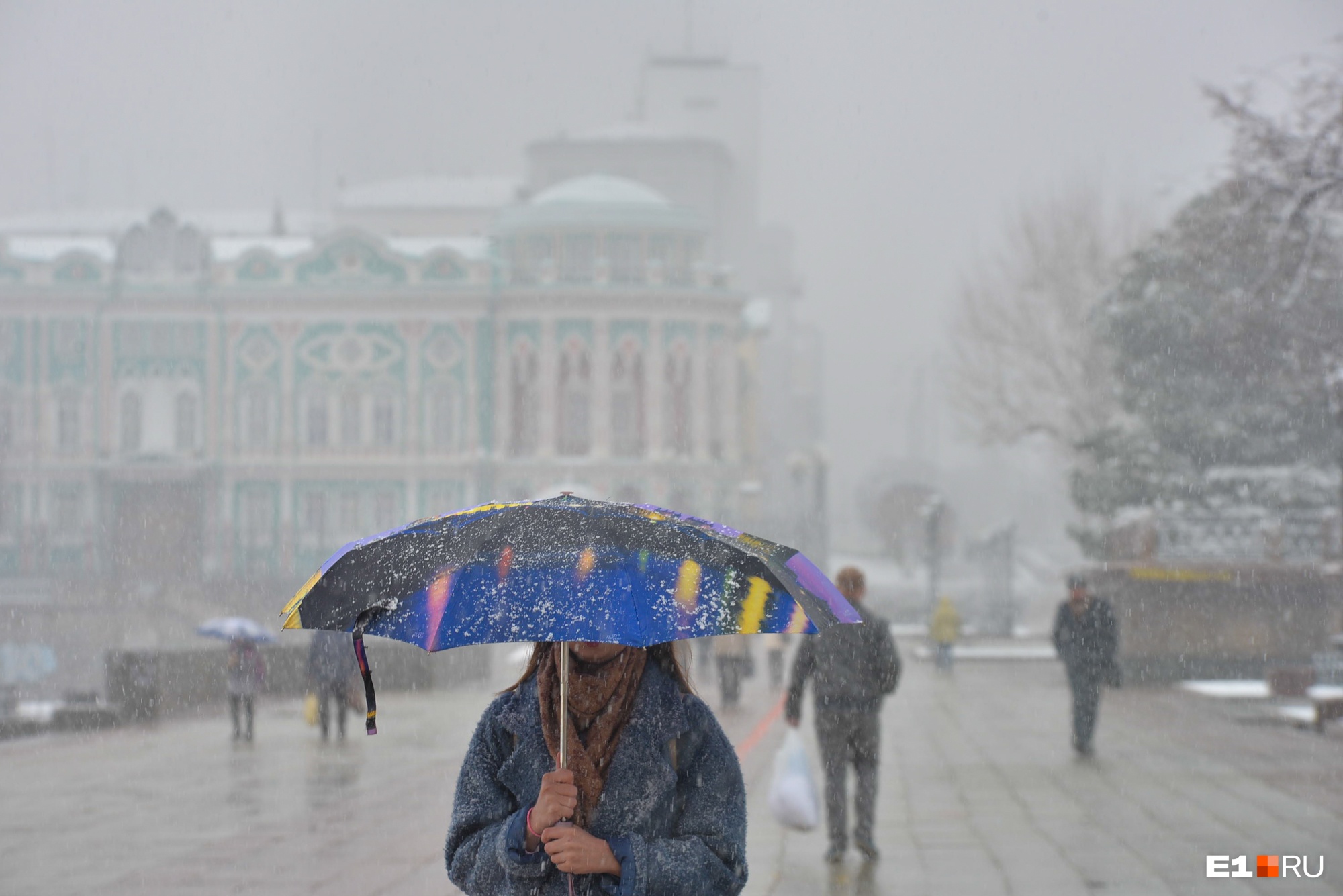 Осадки в екатеринбурге. Екатеринбург дождь. Дождь в ЕКБ. Екатеринбург осень дождь. Дождливый день Екатеринбург.