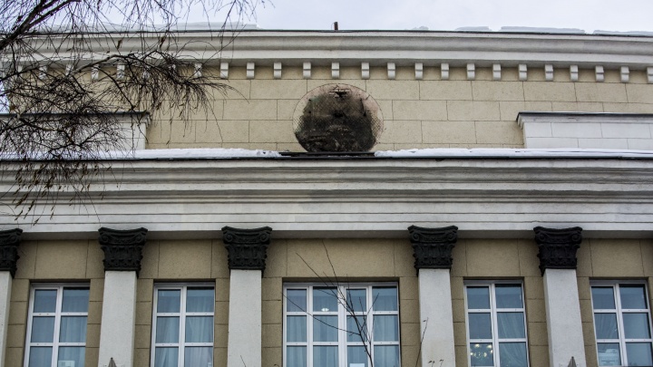 Мог рухнуть: в Сбербанке объяснили, почему со здания на Красном проспекте сняли герб СССР