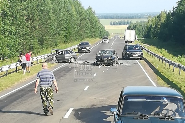 Машины заняли все две полосы дороги Машины заняли все две полосы дороги