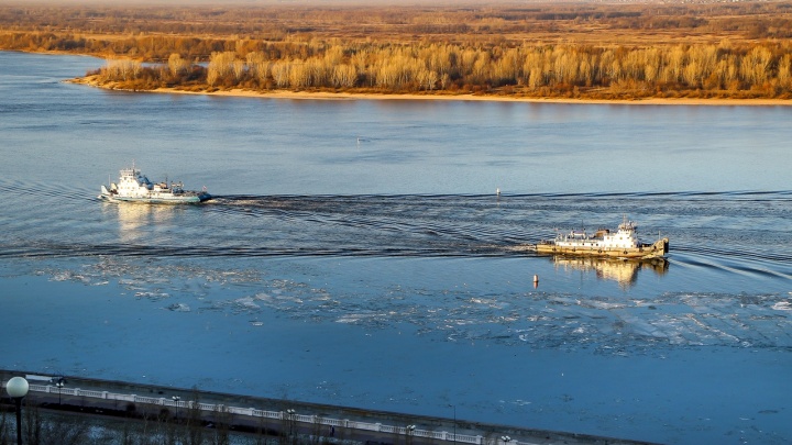 Фото дня. «Волга замерзает, мы лёд разбиваем»