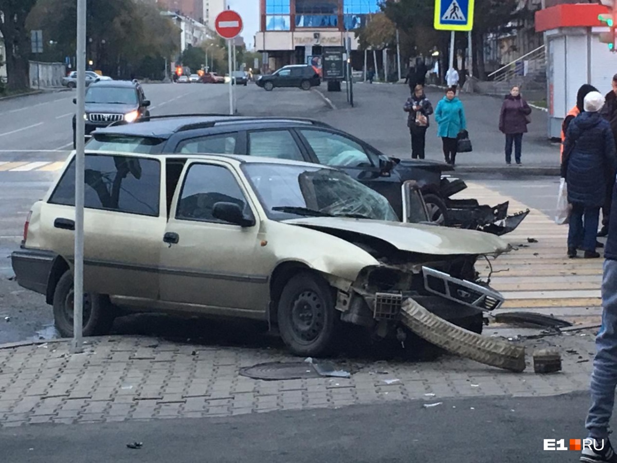 Массовое ДТП в центре Екатеринбурга: на Малышева — Мамина Сибиряка  столкнулись три машины | 27.09.2019 | Екатеринбург - БезФормата