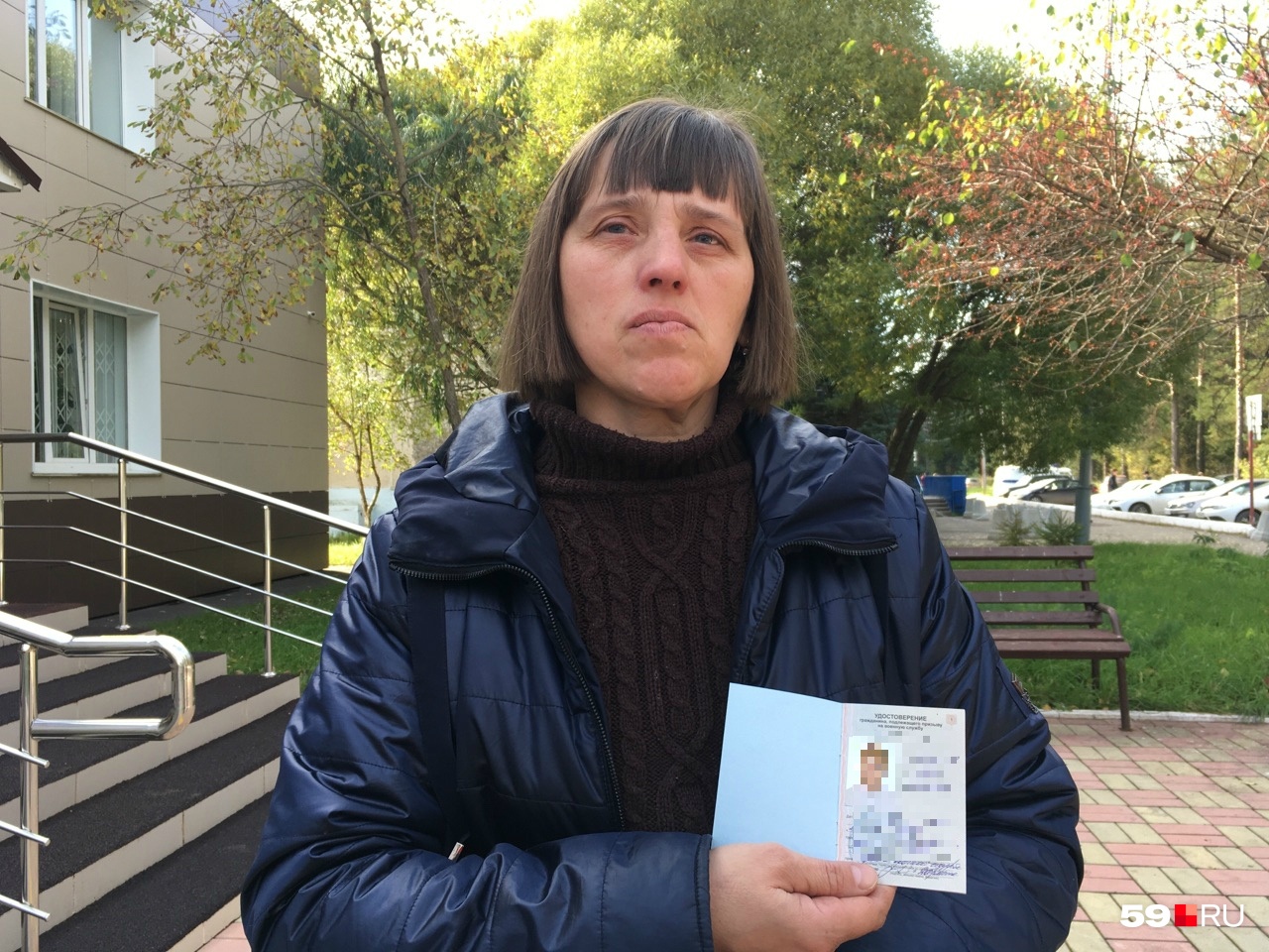 Мать погибшего школьника держит приписное свидетельство сына из военкомата Мать погибшего школьника держит приписное свидетельство сына из военкомата