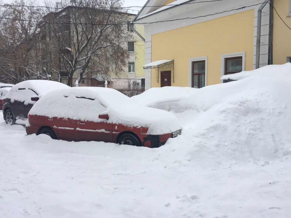 Жаловаться на уборку снега во дворе можно в районные администрации