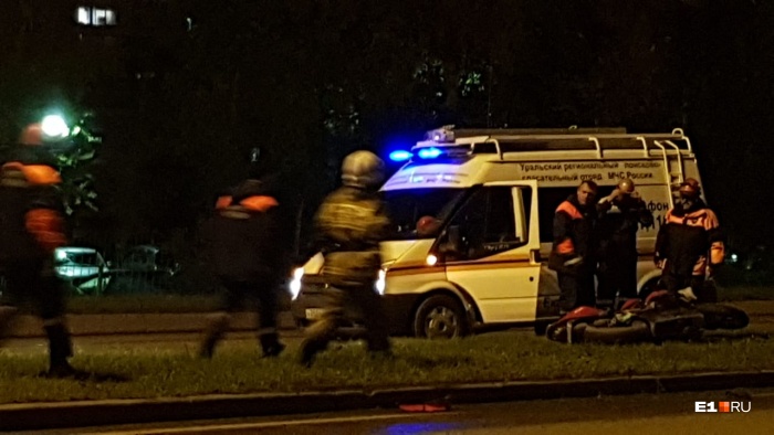 После столкновения байкер слетел с мотоцикла, а тот влетел в машину После столкновения байкер слетел с мотоцикла, а тот влетел в машину