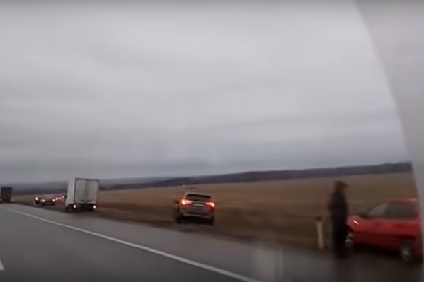 Движение на трассе парализовало почти полностью Движение на трассе парализовало почти полностью