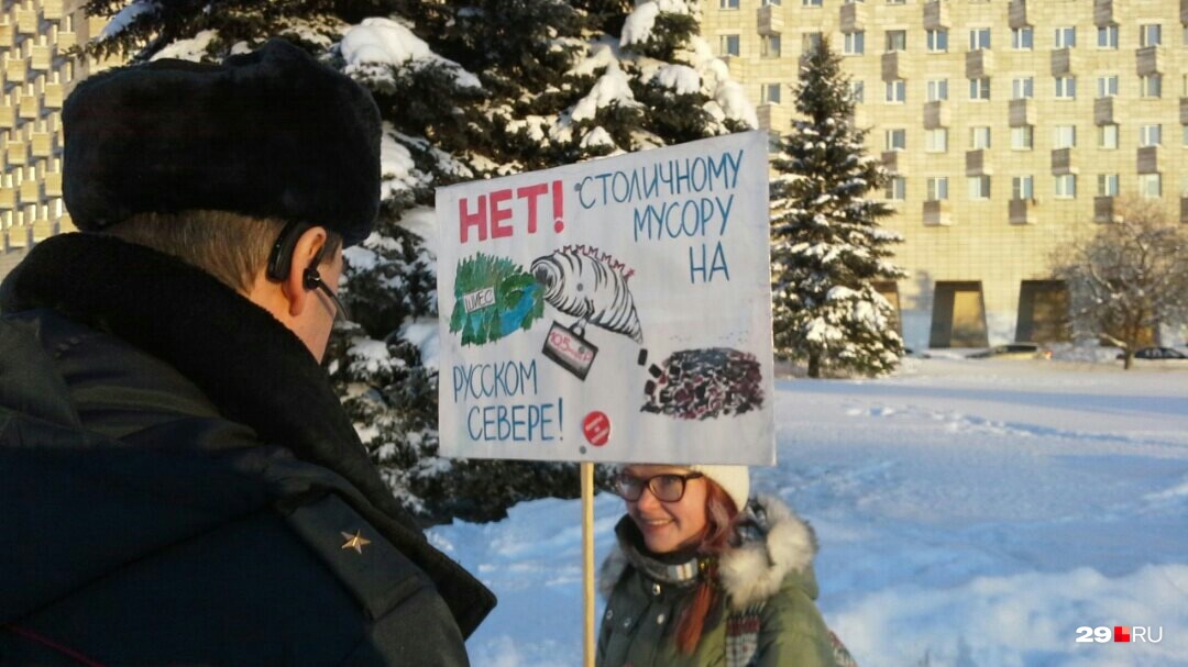 Майор полиции Алексей Огорелков общается с активисткой Майор полиции Алексей Огорелков общается с активисткой
