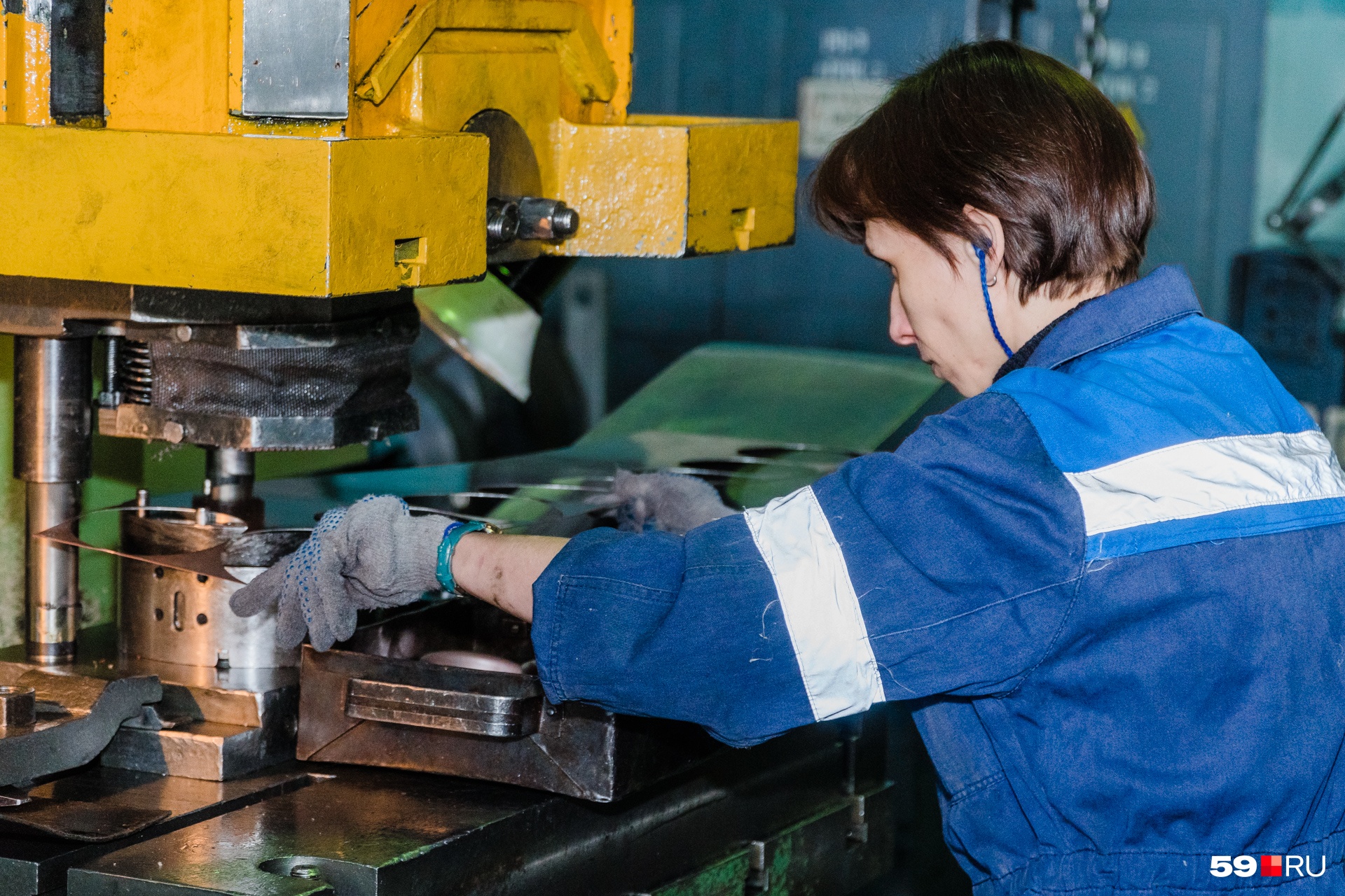 Пресс-автомат очень сильно шумит, поэтому все работники сидят с берушами или в наушниках