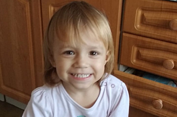 Аделине Кинчаровой было 2 года и 3 месяца. Она умерла 20 января, а 21 января ей бы исполнилось 2 года и 4 месяца Аделине Кинчаровой было 2 года и 3 месяца. Она умерла 20 января, а 21 января ей бы исполнилось 2 года и 4 месяца