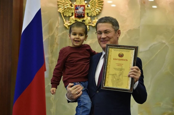 Алексей Гребешков спас от огня улицу. Он первым обратил внимание на горящий участок и попросил папу вызвать пожарных Алексей Гребешков спас от огня улицу. Он первым обратил внимание на горящий участок и попросил папу вызвать пожарных