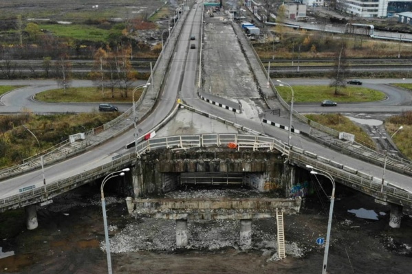 Часть моста разобрали Часть моста разобрали