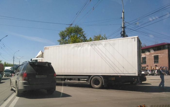 Авария перегородила проезд по ул. Станционной Авария перегородила проезд по ул. Станционной