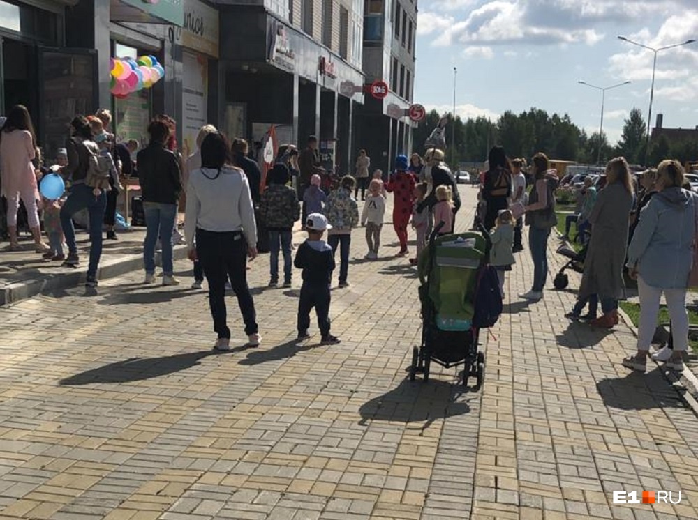 Недалеко от места, где нашли мину, в это время проходил праздник, на котором было много детей Недалеко от места, где нашли мину, в это время проходил праздник, на котором было много детей