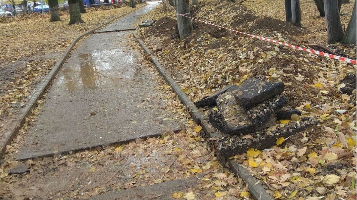 «Затянулись согласования»: мэрия ответила, почему в брагинском парке разломали новый асфальт