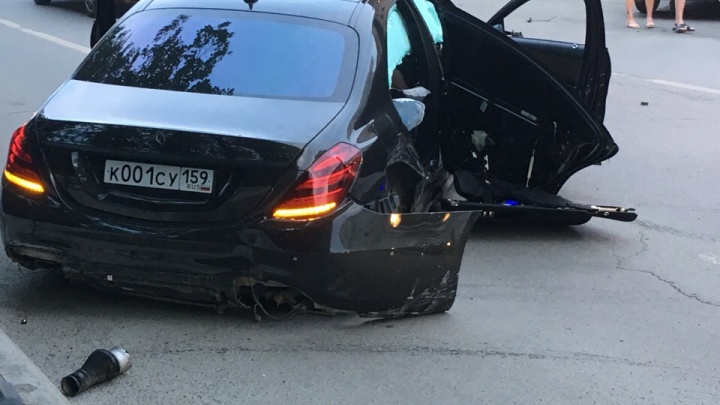 После удара Mercedes занесло и развернуло: видео ДТП на Компросе, где столкнулись две иномарки