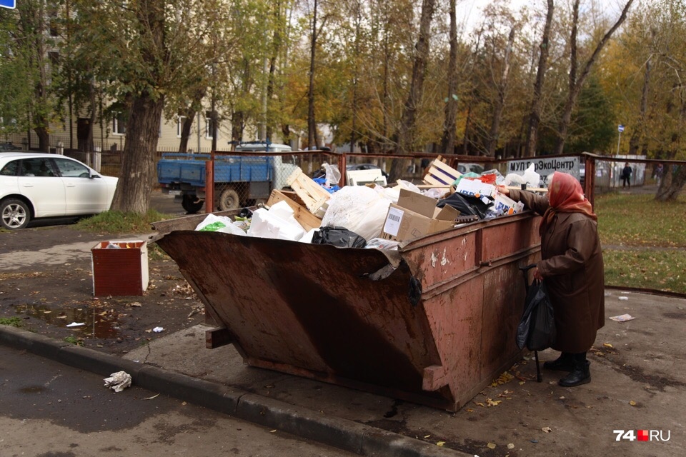 Румянцева, 33. Вот-вот мусор снова начнёт вываливаться на землю Румянцева, 33. Вот-вот мусор снова начнёт вываливаться на землю 