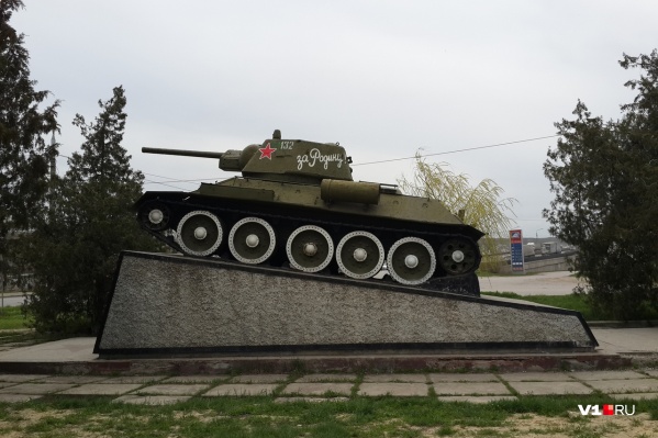 Грозный танк украшает площадь перед Судоверфью Грозный танк украшает площадь перед Судоверфью