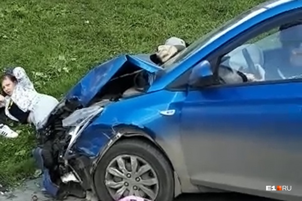Автомобиль вылетел на тротуар — прямо на пешеходов Автомобиль вылетел на тротуар — прямо на пешеходов