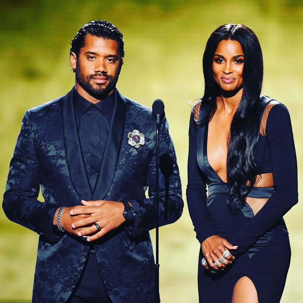 Футболист Рассел Уилсон и певица Сиара на ESPY Awards — 2019. На Расселе — брошь, которая изготовлена Алексом из стерлингового серебра, наполненного платиной. Она украшена аметистами, черной шпинелью и металлическими элементами Футболист Рассел Уилсон и певица Сиара на ESPY Awards — 2019. На Расселе — брошь, которая изготовлена Алексом из стерлингового серебра, наполненного платиной. Она украшена аметистами, черной шпинелью и металлическими элементами