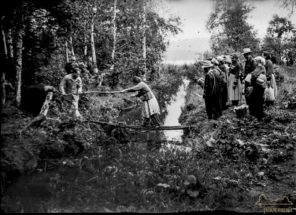 Поездка в Ильменский заповедник. Переход через ручей. 1957 год Поездка в Ильменский заповедник. Переход через ручей. 1957 год