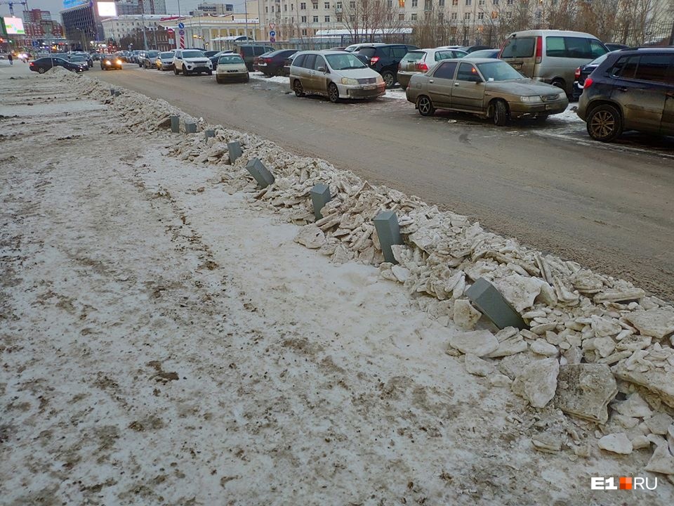 Вот так, например, выглядит парковка у ТЦ «Свердловск» Вот так, например, выглядит парковка у ТЦ «Свердловск»